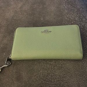 Barely used zip around wallet in pistachio green